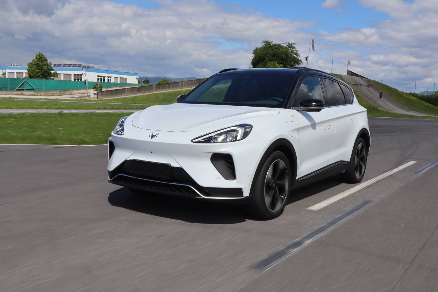 استخدام تقنية هواوي في سيارة ألفا أس الكهربائية بالكامل التي تصنعها أركفوكس في النمسا مثال بسيط على غزو الصينيين