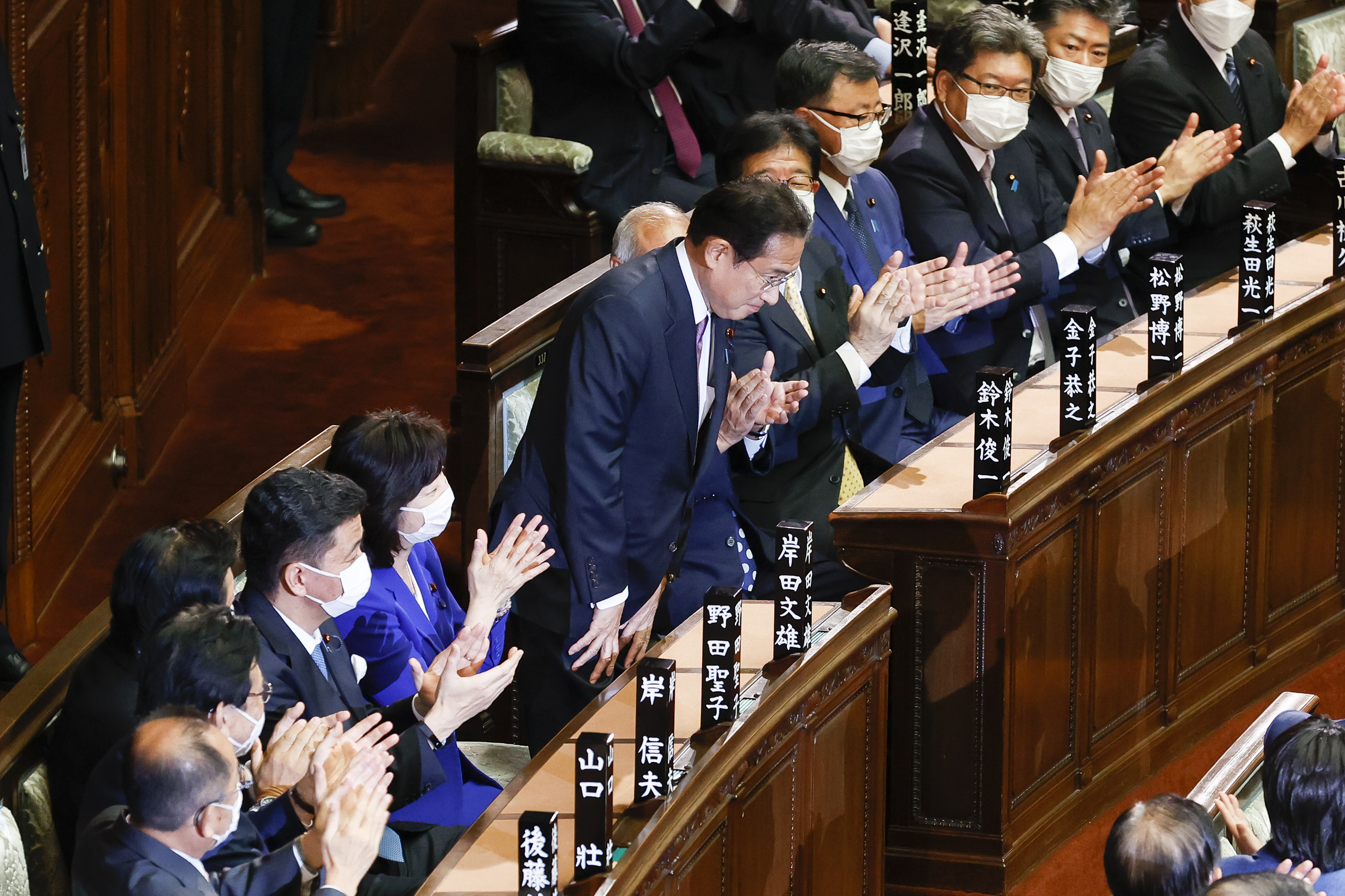 البرلمان الياباني أثناء أعادة انتخاب رئيس الوزراء فوميو كيشيدا ( د ب ا)
