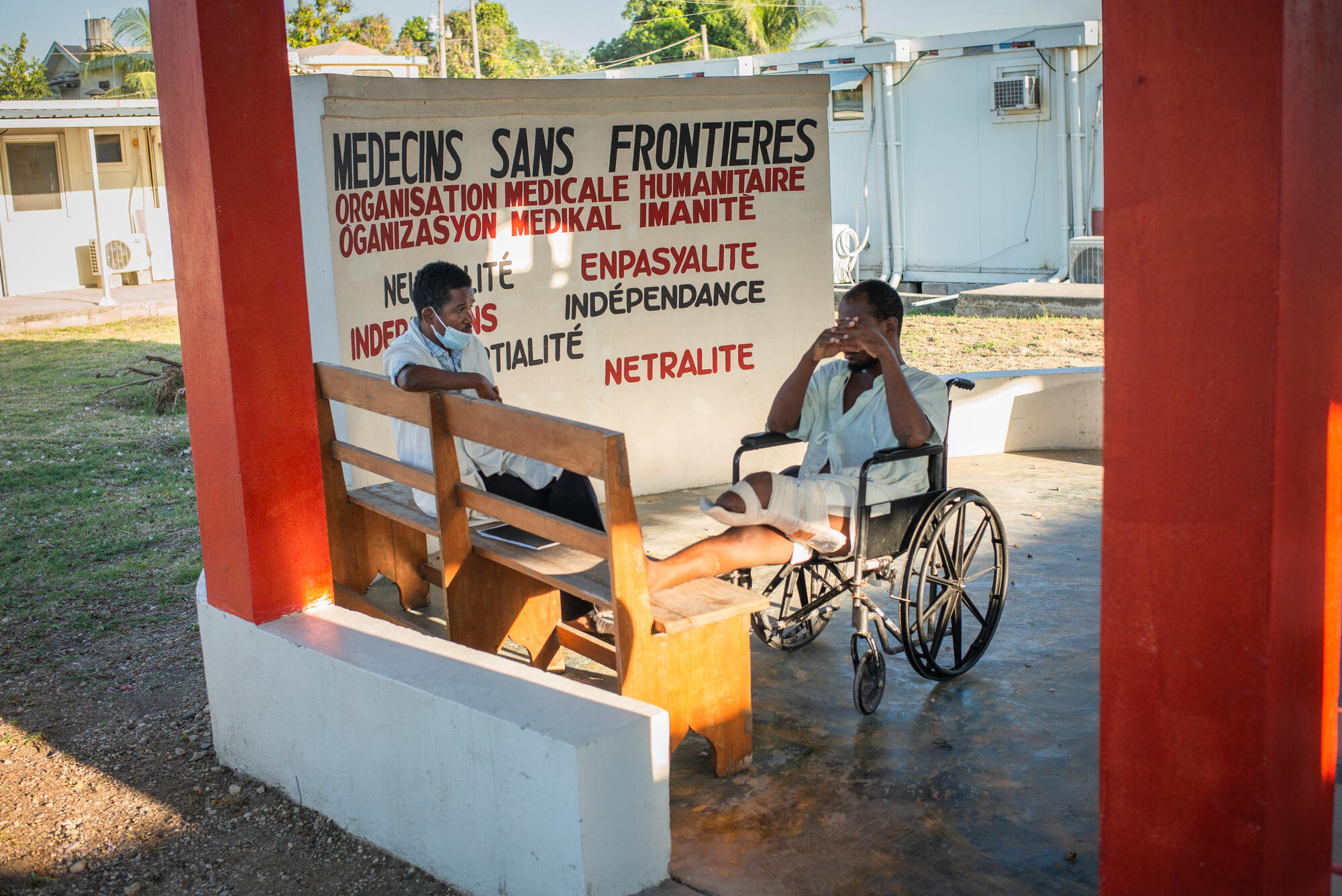 مريض يتحدث إلى الطبيب النفسي في فناء مستشفى تاباري، الذي اضطر إلى تقليص خدماته الطبية الحيوية بشكل كبير بسبب أزمة الوقود في البلاد. هايتي، في ديسمبر/كانون الأول 2020. GUILLAUME BINET/MYOP