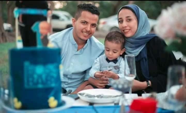 الشهيدة رشا وزوجها وطفلهما ( التواصل الاجتماعي)