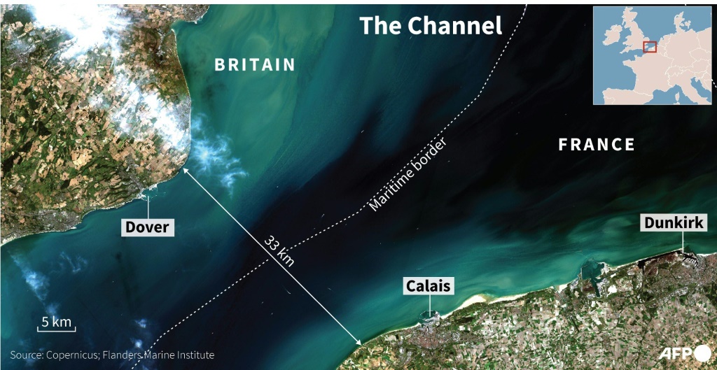 صورة الأقمار الصناعية وخريطة القناة بين بريطانيا وفرنسا (أ ف ب)