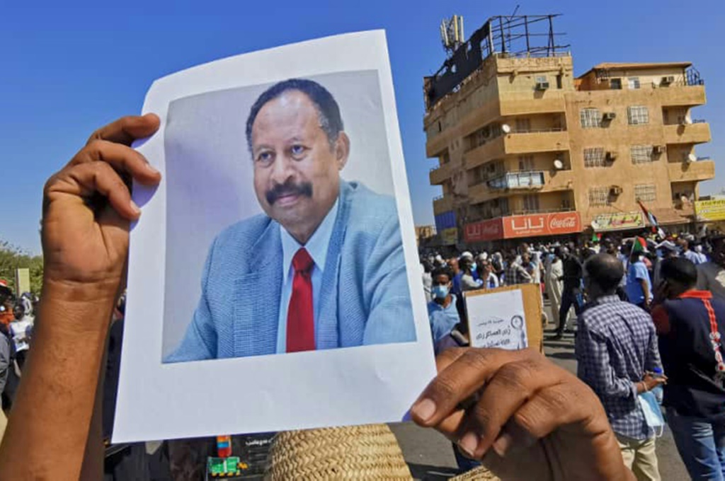 سودانيون يتظاهرون ضد الانقلاب العسكري في الخرطوم في 13 تشرين الثاني/نوفمبر 2021 (ا ف ب)