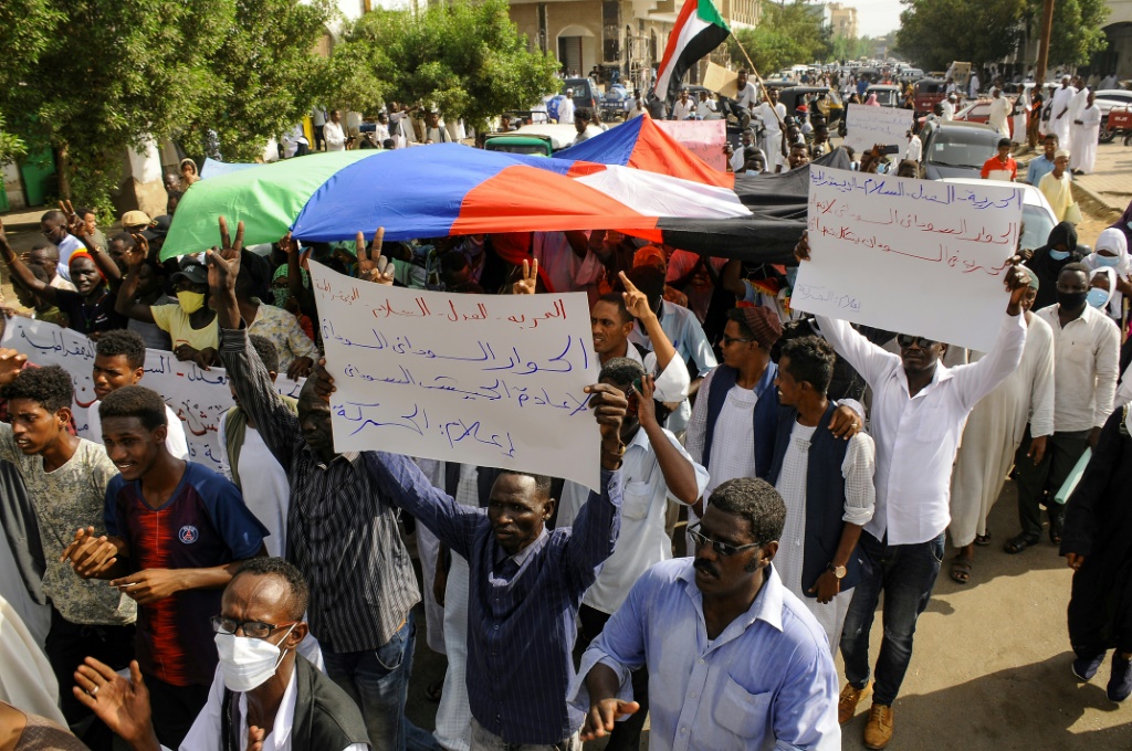 سودانيون يتظاهرون ضد الانقلاب العسكري في الخرطوم في 13 تشرين الثاني/نوفمبر 2021 (أ ف ب)