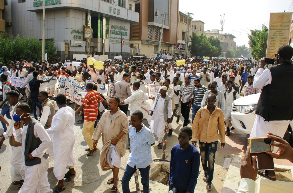 سودانيون يتظاهرون ضد الانقلاب العسكري في الخرطوم في 13 تشرين الثاني/نوفمبر 2021 (أ ف ب)   