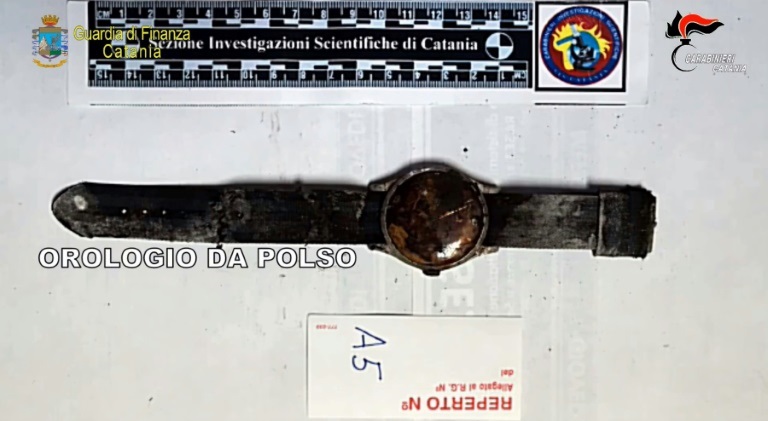 ساعة اليد التي عُثر عليها مع الجثة المكتشفة داخل كهف في بركان إتنا في سبتمبر 2021(ا ف ب)