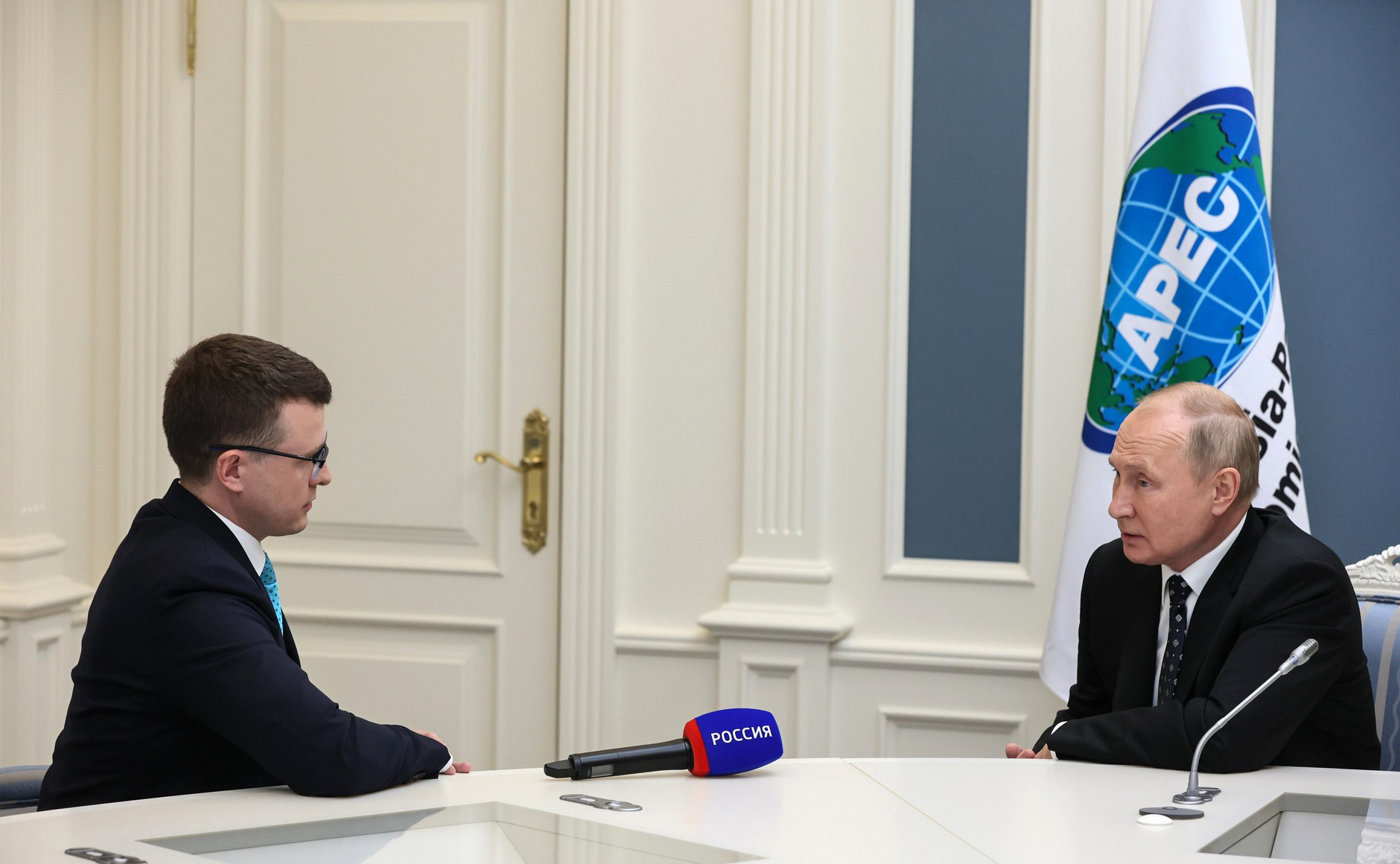 الرئيس الروسي فلاديمير بوتين الولايات المتحدة بدعم استخدام طائرات بدون طيار في منطقة الصراع في أوكرانيا ( د ب ا)