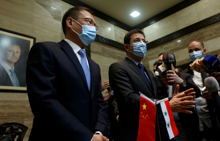 وزير الصحة السوري حسن الغاباش والسفير الصيني فنغ بياو يشاركان في حفل عند وصول جرعات لقاح سينوفرم كوفيد-19 إلى العاصمة دمشق (ا ف ب)
