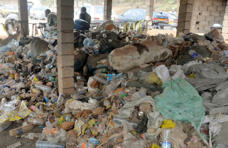 أكوام من النفايات البلاستيكية في العاصمة الكاميرونية ياوندي في الأول من شباط/فبراير 2016(ا ف ب)