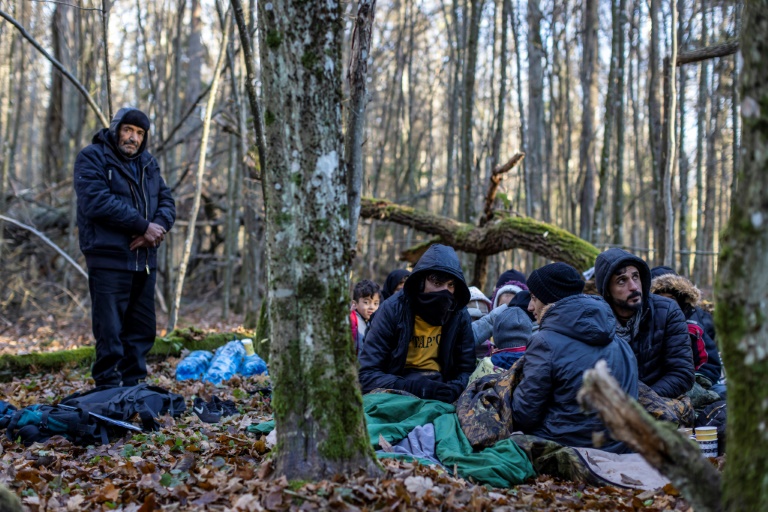 مهاجرون عند الحدود بين بيلاروس وبولندا قرب نارويفا في الأراضي البولندية بتاريخ 9 تشرين الثاني/نوفمبر 2021(ا ف ب) 