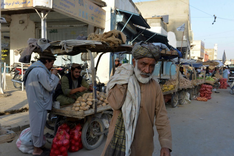 شخص يمر في سوق في قندهار بتاريخ 9 تشرين الأول/أكتوبر 2021(ا ف ب)