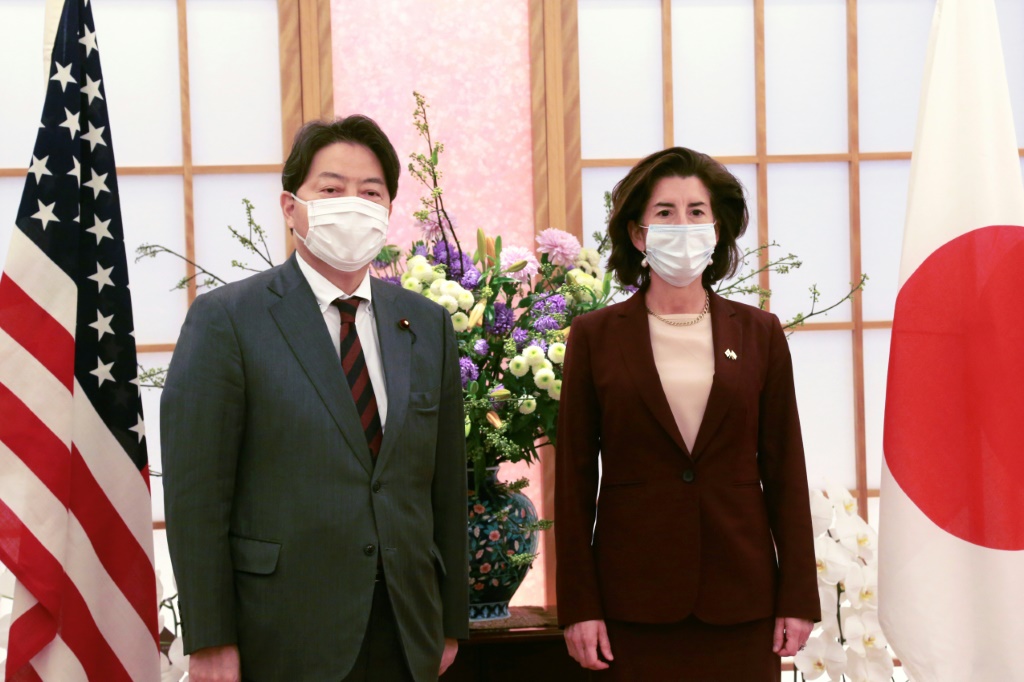 وزير الخارجية الياباني يوشيماسا هاياشي ووزيرة التجارة الأميركية جينا ريموندو في طوكيو في 15 تشرين الثاني/نوفمبر 2021 (أ ف ب)