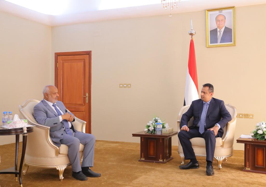 رئيس الحكومة اليمنية معين عبدالملك اثناء لقائه بمحافظ محافظة الحديدة الحسن طاهر في عدن (سبا)