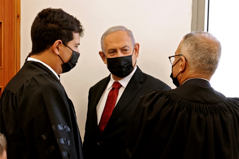 زعيم المعارضة الإسرائيلية الآن بعد الإطاحة به من منصب رئيس الوزراء في حزيران/يونيو، بنيامين نتنياهو يصل لحضور الجلسة الأخيرة في محاكمته بتهمة الفساد دون وحدة أمنية كبيرة معتادة(ا ف ب)