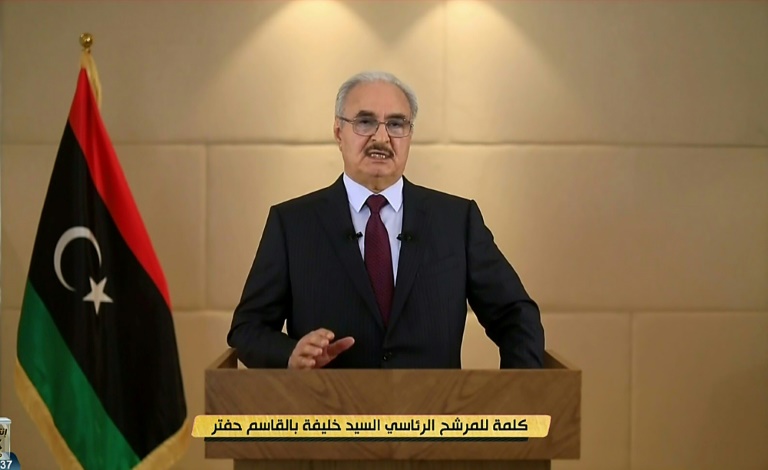 صورة ملتقطة عن صور بثها تلفزيون الحدث الليبي للمشير خليفة حفتر خلال إعلانه ترشحه للرئاسة في 15 تشرين الأول/نوفمبر 2021(ا ف ب)
