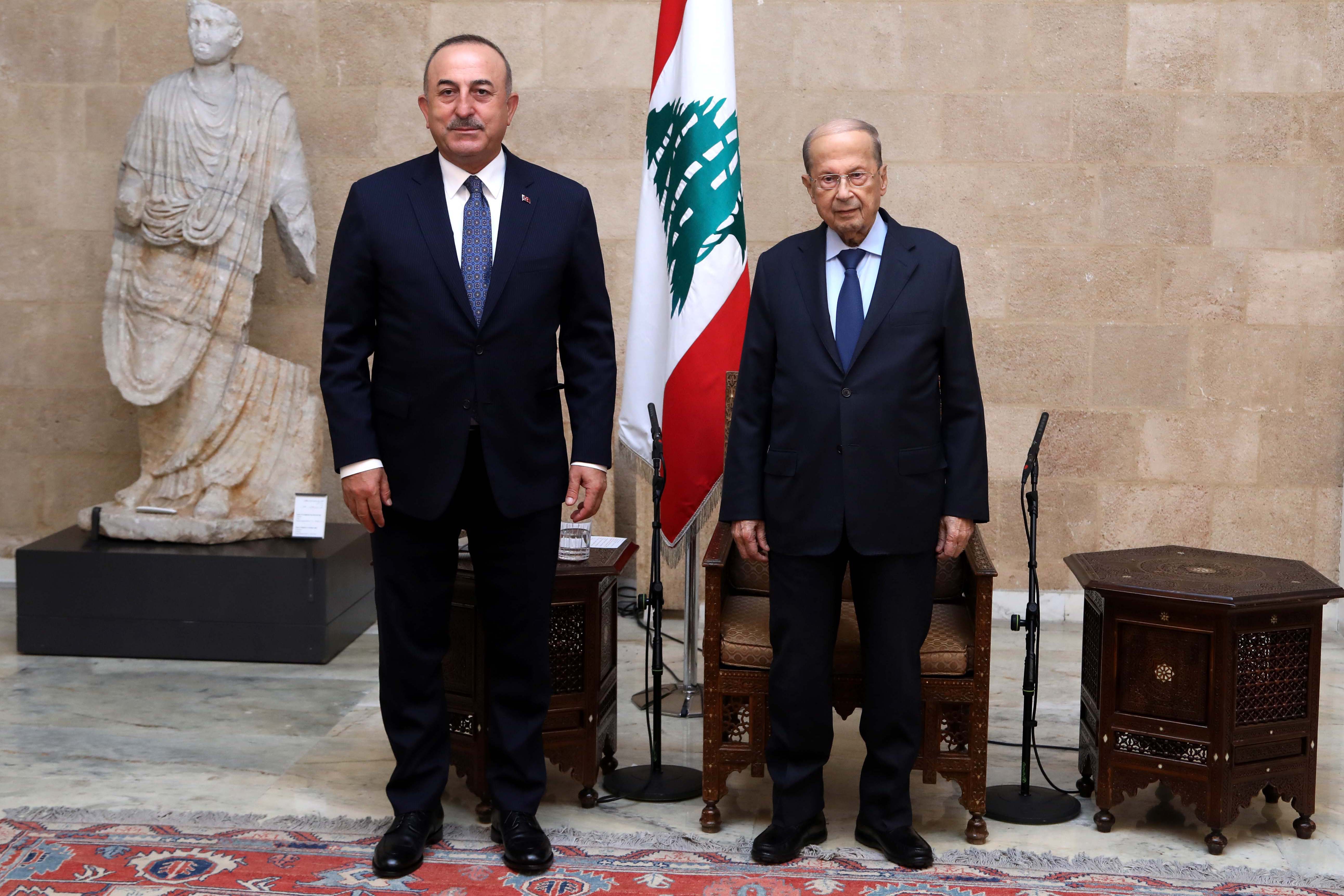 الرئيس اللبناني ميشال عون خلال استقباله وزير الخارجية التركي مولود أوغلو في بيروت (د ب أ)