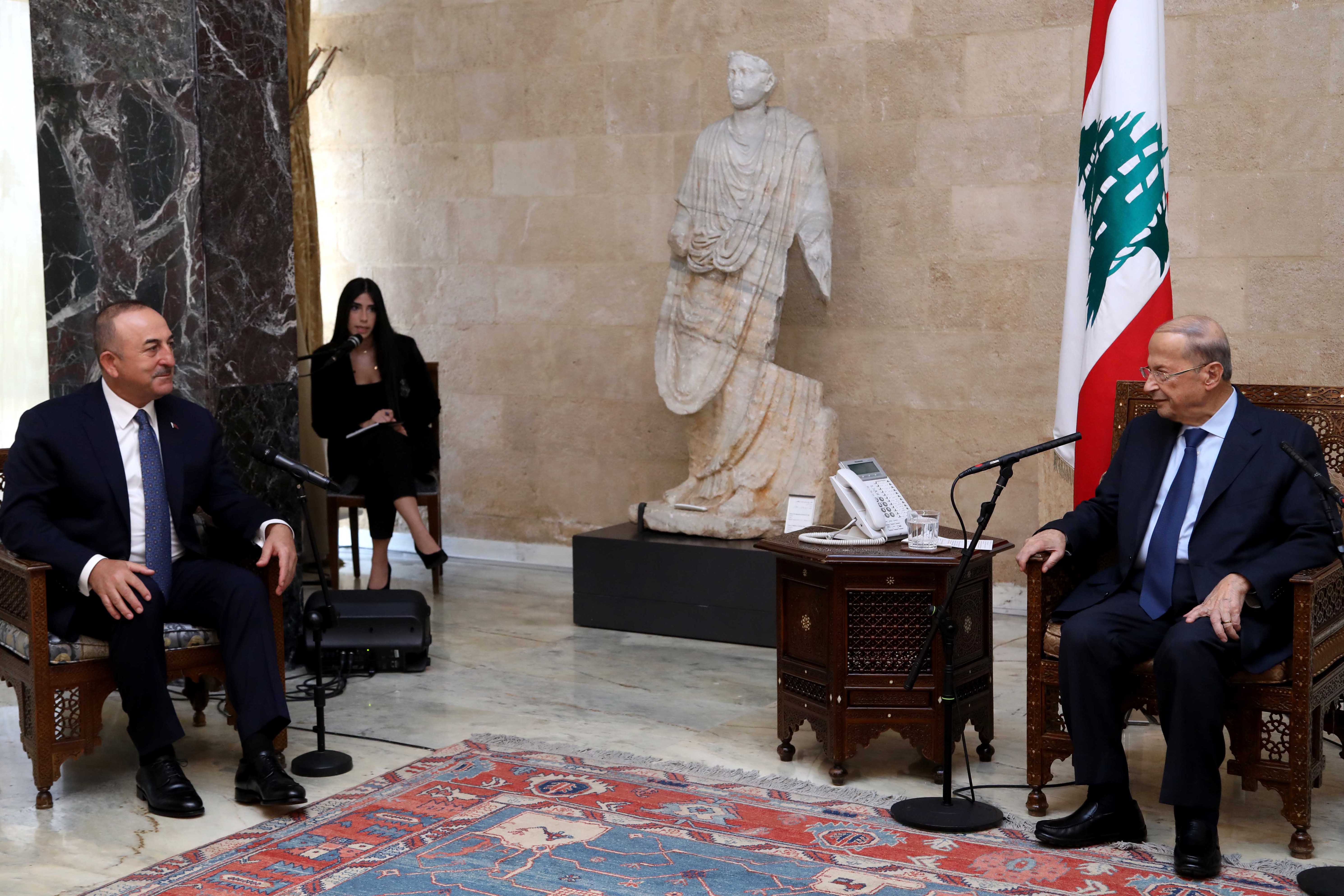الرئيس اللبناني ميشال عون ووزير الخارجية التركي مولود أوغلو في بيروت (د ب أ)