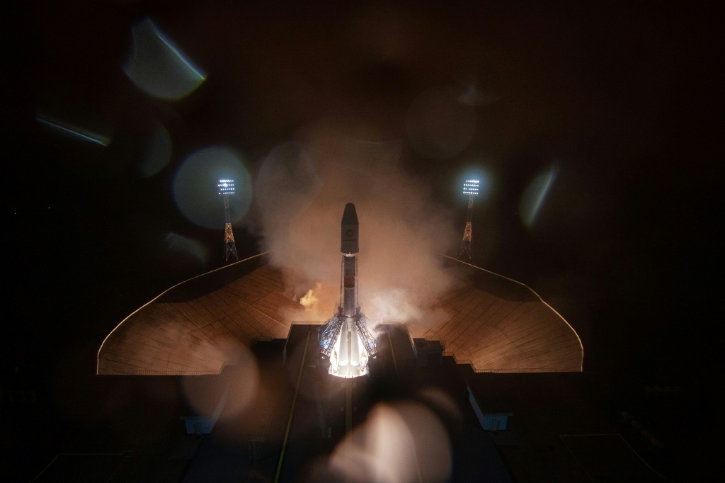    صورة مؤرخة في 28 أيار/مايو 2021 تظهر لحظة انطلاق صاروخ سويوز محملا 36 قمرا اصطناعيا (أ ف ب)