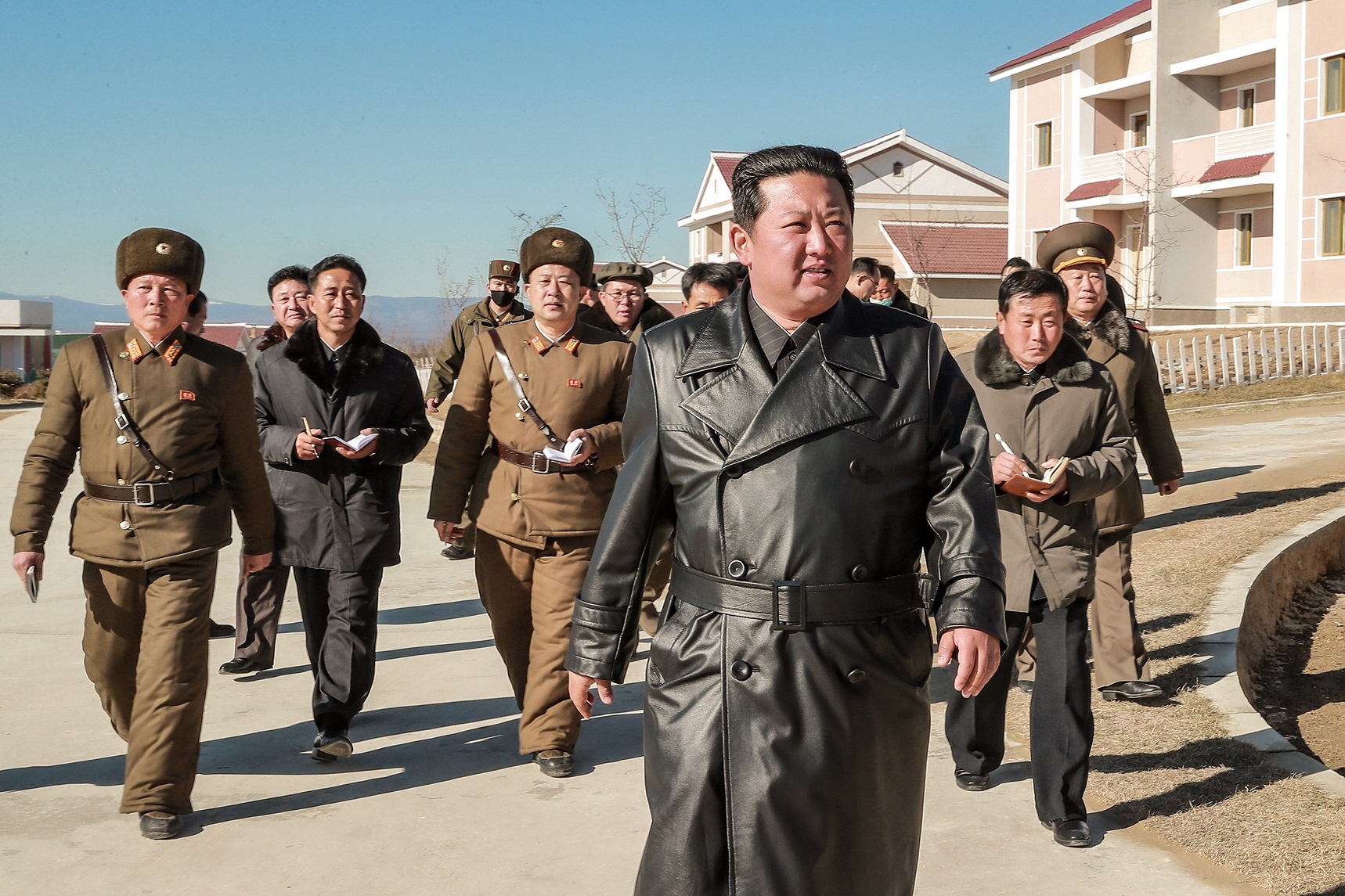 الزعيم الكوري الشمالي كيم جونج أون زار مدينة سامجيون بشمال غرب البلاد على الحدود مع الصين ( د ب ا )