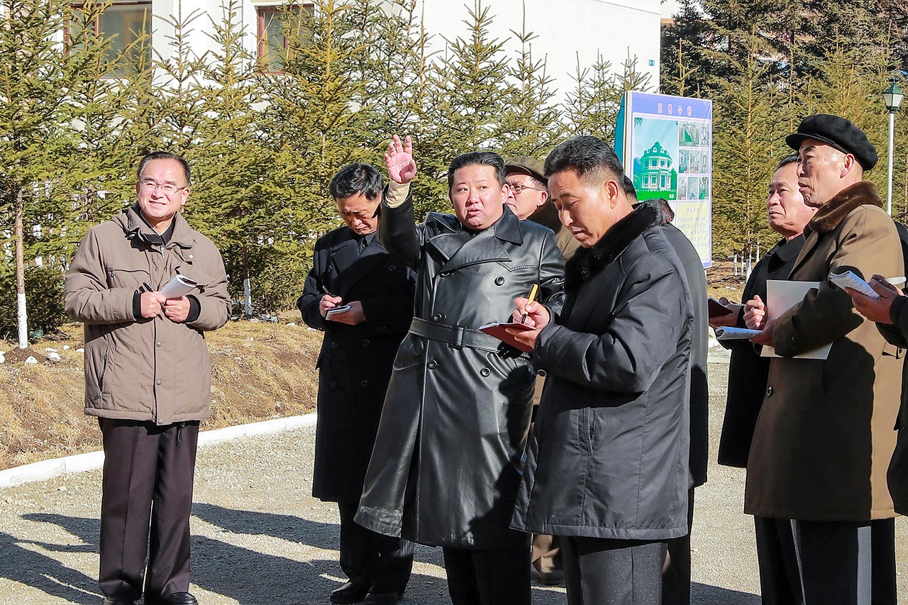 الزعيم الكوري الشمالي كيم جونج أون زار مدينة سامجيون بشمال غرب البلاد على الحدود مع الصين ( د ب ا )