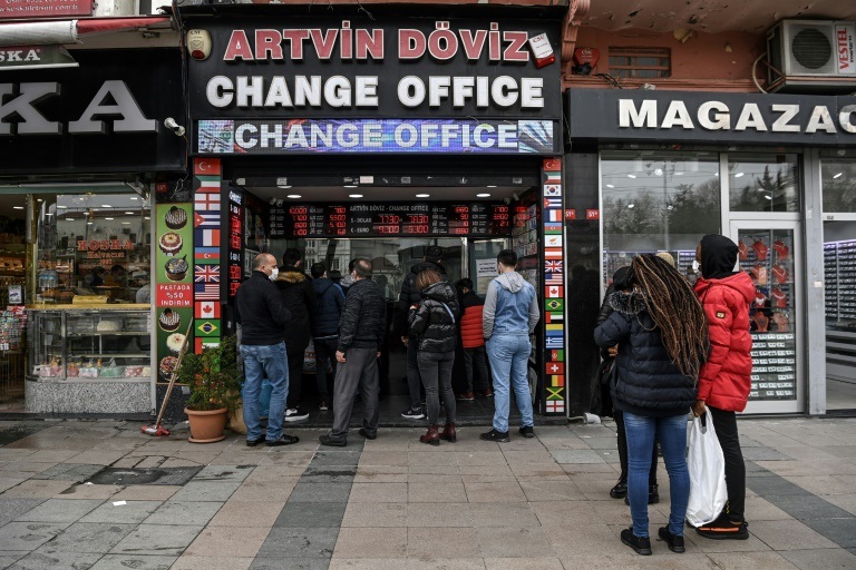 زبائن ينتظرون أمام مكتب صيرفة في بازار اسطنبول في 22 مارس 2021 ( ا ف ب )