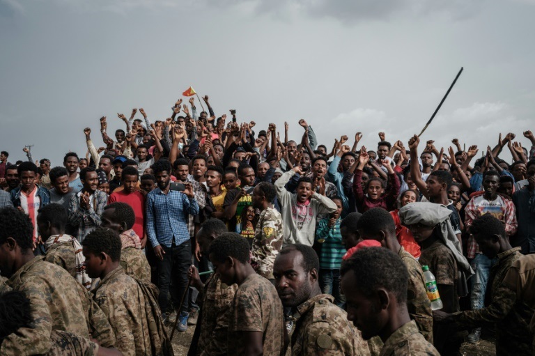 قوات "جبهة تحرير شعب تيغراي" تستعرض في ميكيلي مجموعة من الأشخاص قالت إنهم جنود إثيوبيون أسرى (ا ف ب)