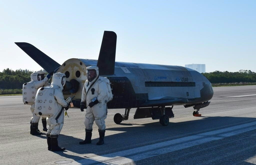 يمكن ربط المهام السرية للغاية للطائرة الفضائية بدون طيار التابعة لسلاح الجو الأمريكي X-37B باستراتيجية البنتاغون لخوض الحرب في الفضاء (أ ف ب)