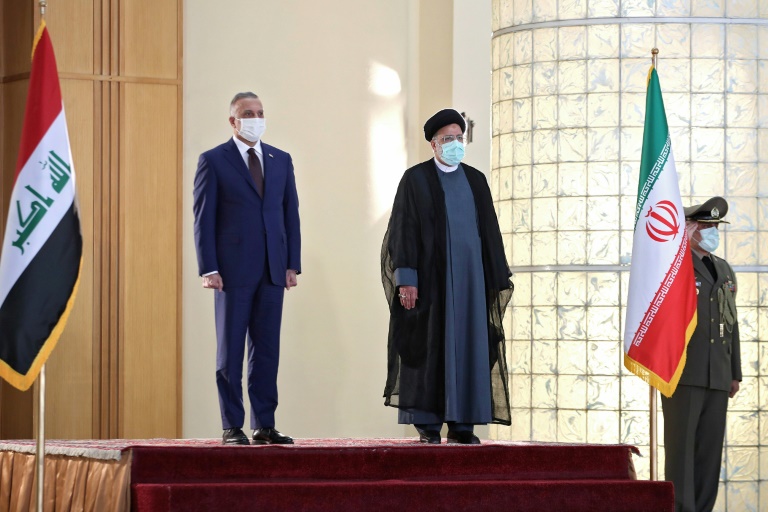 الرئيس الإيراني إبراهيم رئيسي (الى اليمين) خلال استقباله رئيس الوزراء العراقي مصطفى الكاظمي في طهران في 12 أيلول/سبتمبر 2021(ا ف ب).