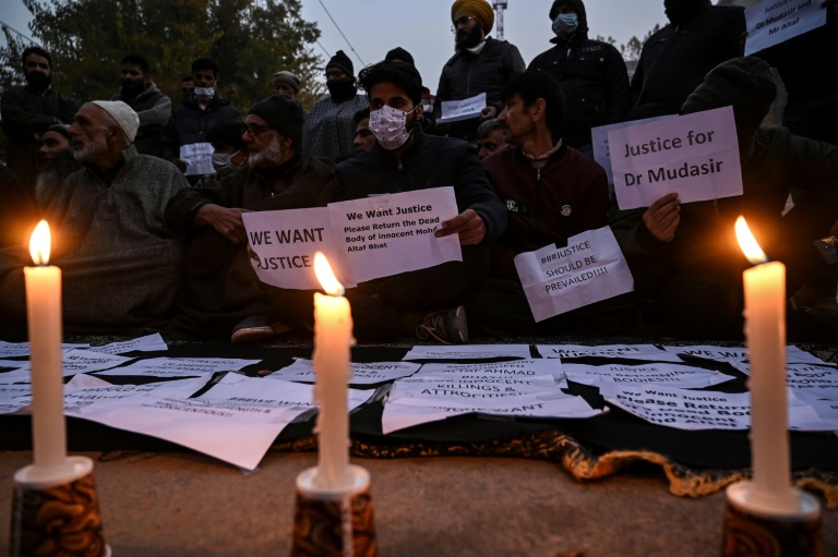 نظمت عائلة القتيلين وقفة احتجاجية على ضوء الشموع في سريناغار للمطالبة بإعادة جثتيهما لدفنهما بشكل إسلامي لائق(ا ف ب)
