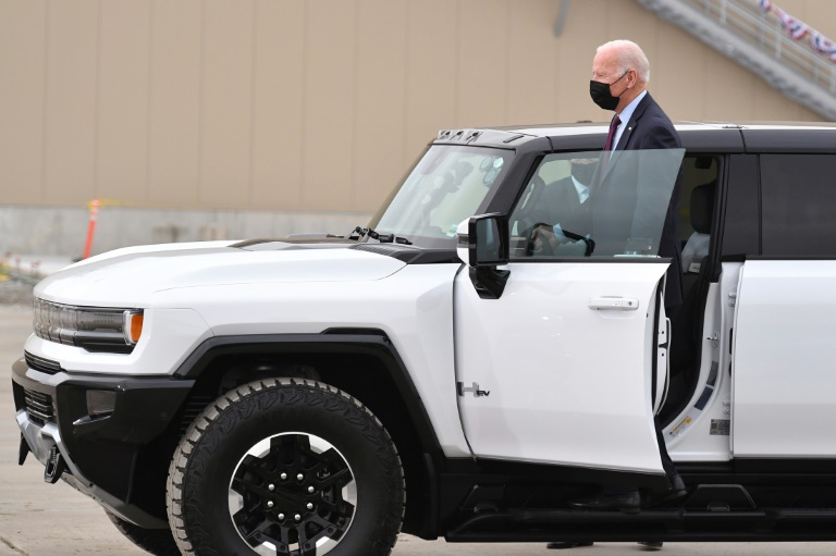 الرئيس الأمريكي جو بايدن اختبار يقود جي ام سي هامر EV في مصنع جنرال موتورز صفر مصنع تجميع السيارات الكهربائية في ديترويت(ا ف ب)
