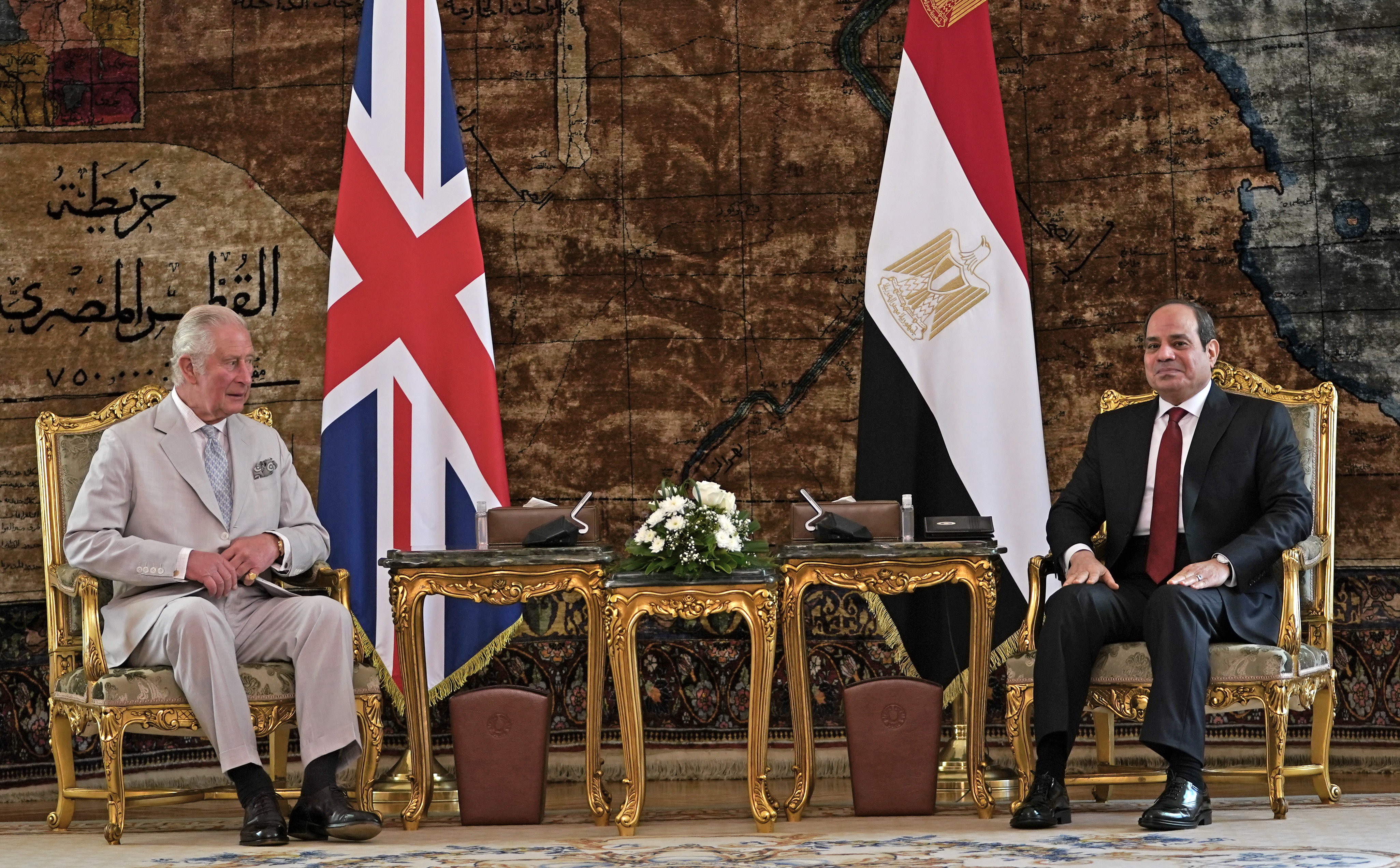 الرئيس المصري عبدالفتاح السيسي خلال استقباله اليوم بقصر الاتحادية الأمير تشارلز ولي عهد بريطانيا (د ب أ)