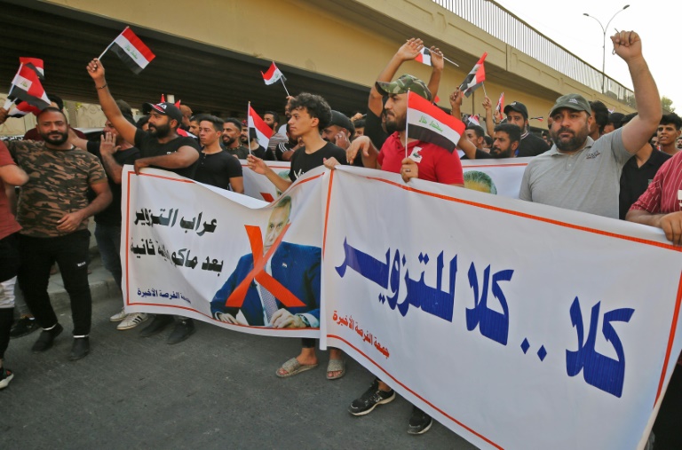 عراقيون مناصرون للحشد الشعبي يتظاهرون رفضا لنتائج الانتخابات قرب المنطقة الخضراء في بغداد في الخامس من تشرين الثاني/نوفمبر 2021 (ا ف ب)