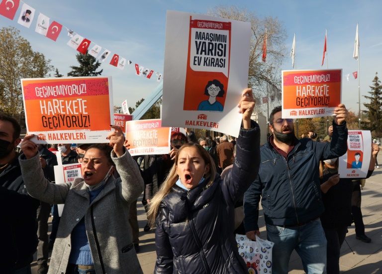 متظاهرون احتجاجا على غلاء المعيشة امام البرلمان في انقرة في 14 تشرين الثاني/نوفمبر 2021(ا ف ب).