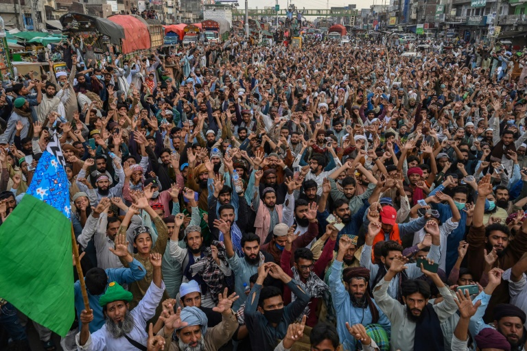 على مدى السنوات العديدة الماضية، نظمت حركة اللابيك باكستان سلسلة من الاحتجاجات التخريبية، المرتبطة بشكل رئيسي بقضية التجديف الساخنة في باكستان ذات الأغلبية المسلمة(ا ف ب)
