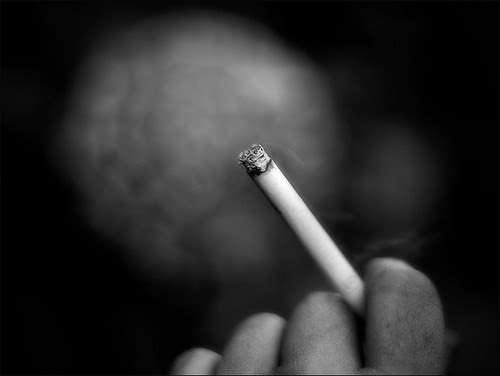 صورة  توضيحية لتدخين (وسائل التواصل الإجتماعي)