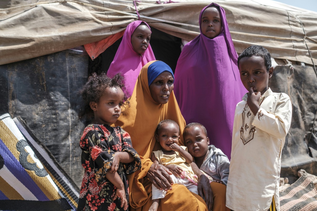 يُعرُب عبد الجما (35 عامًا) لاجئة مناخية وأمّ صومالية لثمانية اطفال مع ستّة منهم (في الصورة) في منزلها في مخيم مؤقت في ضواحي مدينة هرجيسا في صوماليلاند في 16 أيلول/سبتمبر 2021 (أ ف ب)