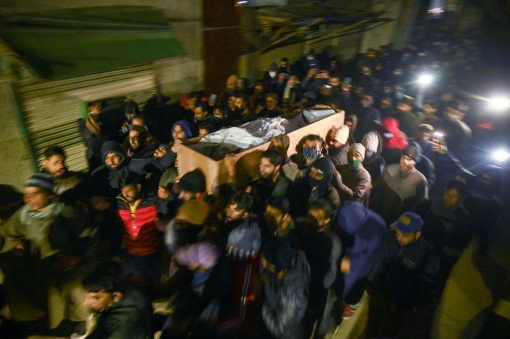 مشيعون يحملون نعش أحد المدنيين اللذين قتلا خلال عملية أمنية نفذتها السلطات في كشمير (أ ف ب)   