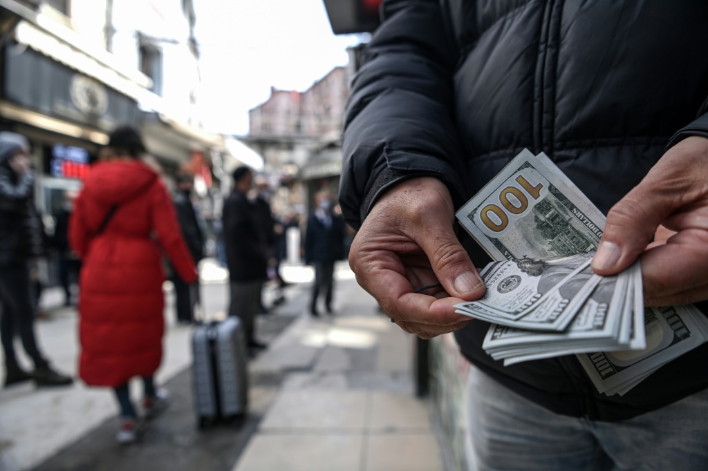 تاجر عملة يحسب أوراق دولار في اسطنبول بتاريخ 22 آذار/مارس 2021 (أ ف ب)