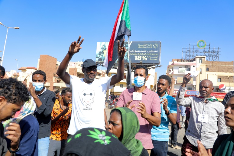 ردد متظاهرون في منطقة جبرة، جنوبي الخرطوم، شعارات: “الثورة ثورة شعب والسلطة سلطة شعب” (أ ف ب)
