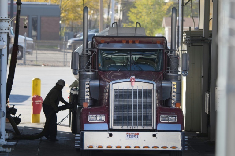 صورة مؤرخة في 29 تشرين الأول/أكتوبر 2021 لسائق شاحنة يملأ خزانها بالوقود في ولاية يوتا الأميركية ( ا ف ب)
