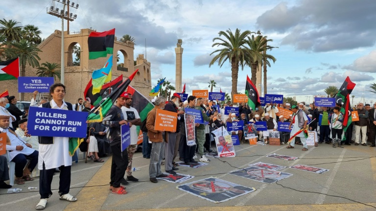 متظاهرون في ساحة الشهداء في العاصمة الليبية طرابلس بتاريخ 19 تشرين الثاني/نوفمبر 2021 ضد ترشح سيف الإسلام القذافي وخليفة حفتر للانتخابات الرئاسية(ا ف ب)