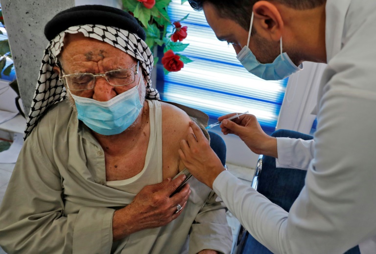  رجل عراقي مسن يتلقى لقاح فايزر في مركز تلقيح في العاصمة العراقية في 27 تموز/يوليو 2021(ا ف ب)