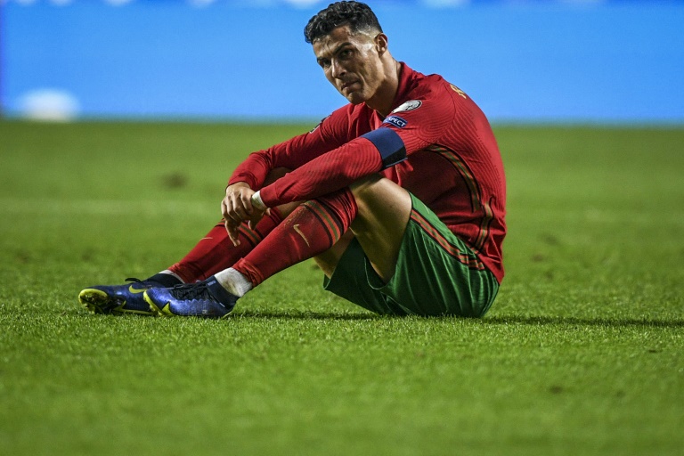 البرتغالي كريستيانو رونالدو بعد فشل منتخب بلاده في التأهل المباشر إلى مونديال قطر 2022 اثر الخسارة أمام صربيا في التصفيات الأوروبية في 15 تشرين الثاني/نوفمبر 2021(ا ف ب)