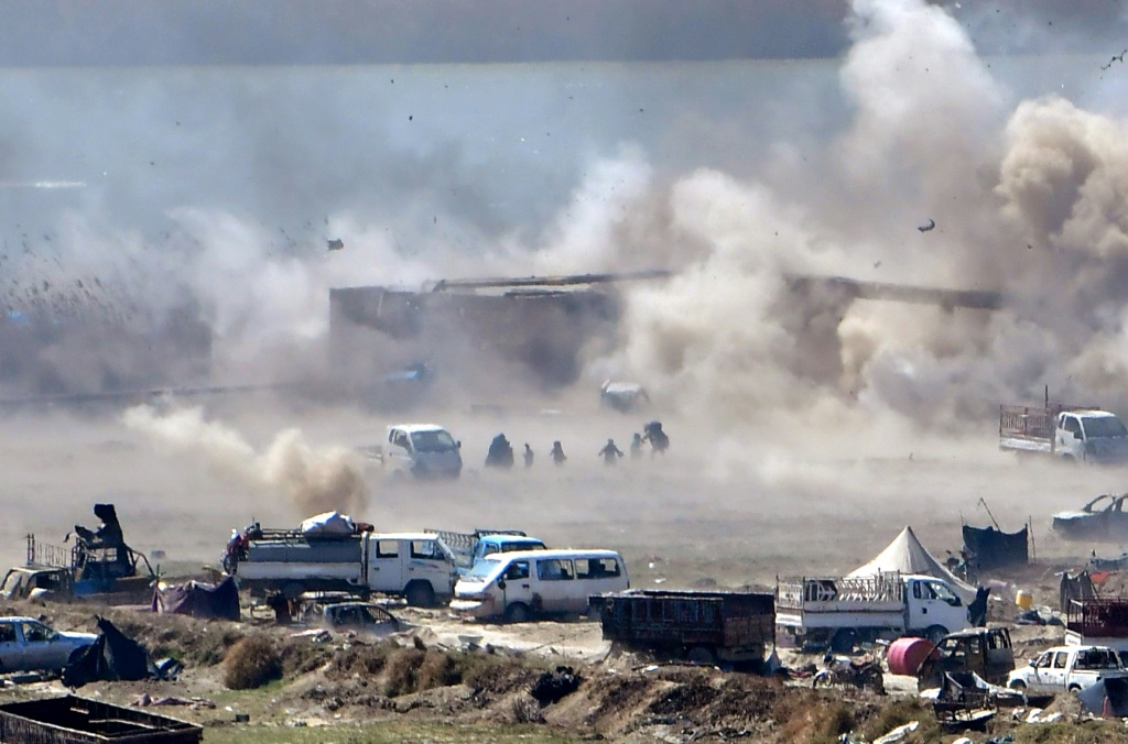 تصاعد دخان كثيف فوق آخر المواقع المتبقية لتنظيم الدولة الإسلامية في الباغوز السورية خلال المعارك مع قوات سوريا الديموقراطية، في 18 آذار/مارس 2019 (أ ف ب)