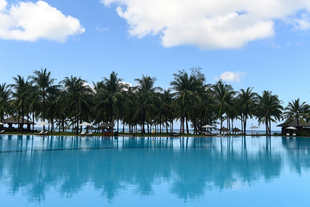 حوض سباحة في مجمع فندقي في جزيرة فو كووك الفيتنامية في 19 تشرين الثاني/نوفمبر 2021 (أ ف ب)
