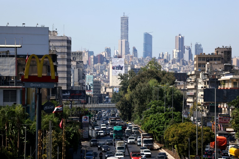 صورة تظهر الزحمة على مدخل بيروت الشمالي عند منطقة الدورة في 7 تشرين الأول/أكتوبر 2021(ا ف ب)