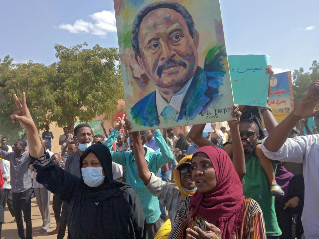  متظاهرون سودانيون مناهضون للانقلاب يحملون صورة رئيس الوزراء عبد الله حمدوك خلال تجمع في العاصمة الخرطوم مدينة أم درمان في 30 أكتوبر 2021 (أ ف ب)