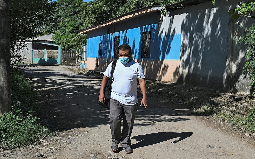 الناشط البيئي خوان لوبيس قرب منزله في توكوا بهندوراس (ا ف ب)