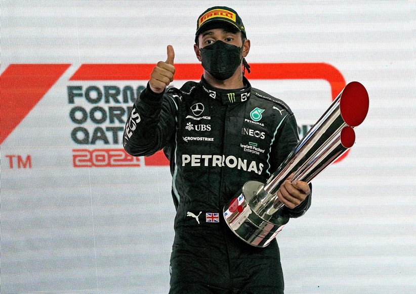 سائق مرسيدس هاميلتون يتوج بالنسخة الأولى لسباق الجائزة الكبرى القطري (د ب أ)