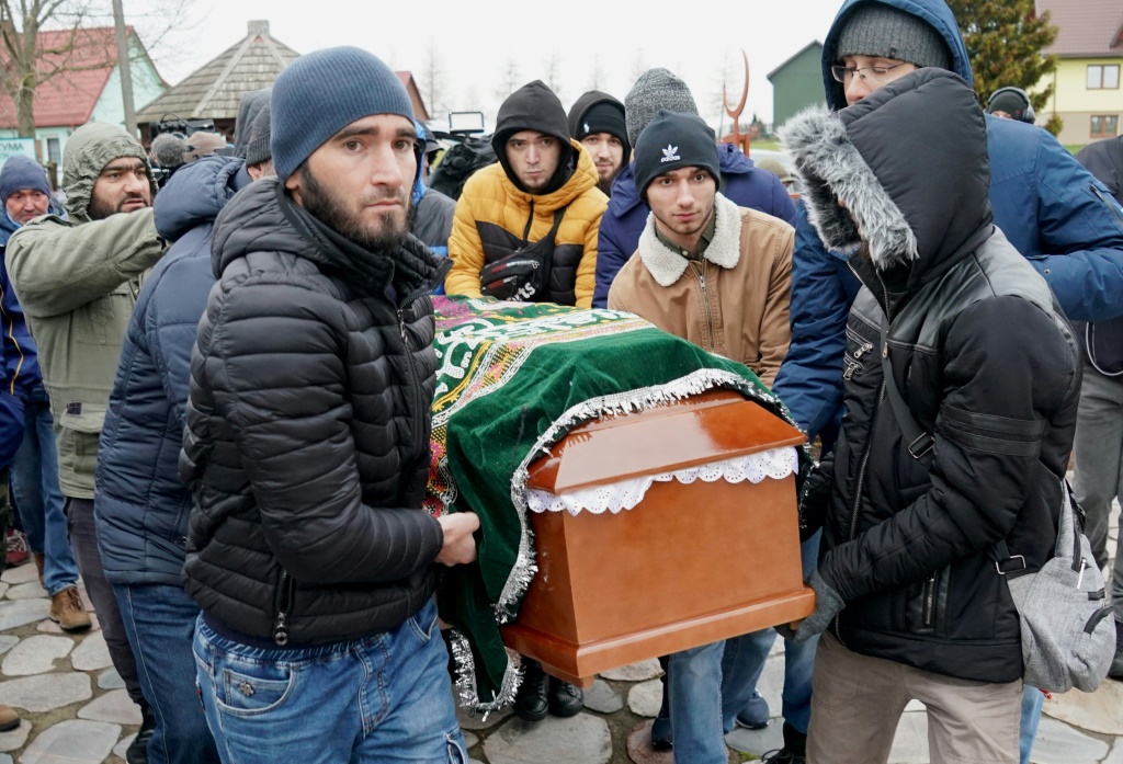 نعش المهاجر اليمني الريمي يحمله مجموعة من الأشخاص (ا ف ب)