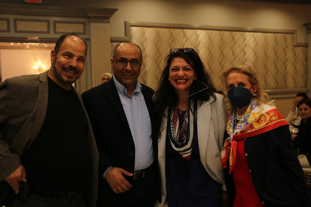 الزميل رئيس التحرير مع النائبتين في الكونغرس الامريكي ديبي دينجل ورشيدة طليب مع الناشط اليمني الامريكي وليد فدامة ( الأمة برس )
